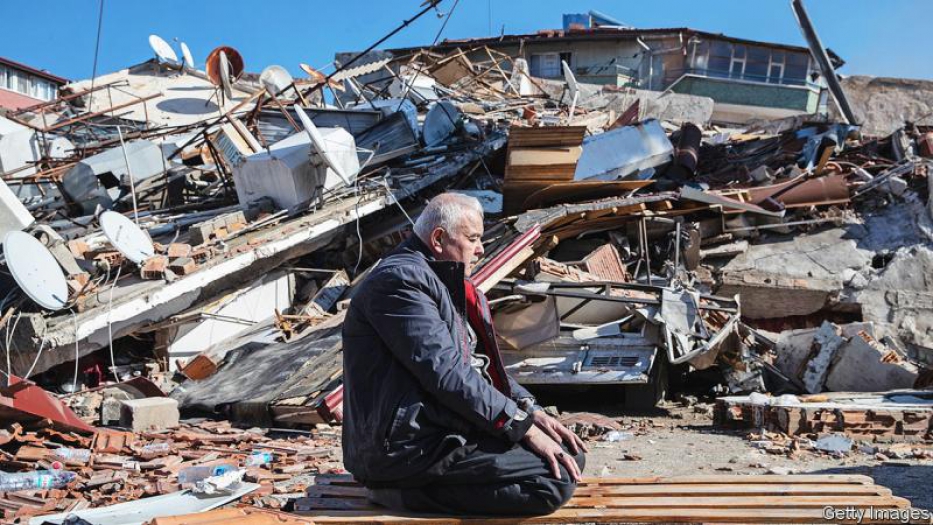 İlahiyatçılardan hayırseverlere fetva: Depremzedelere yardım etmek umreye gitmekten önceliklidir