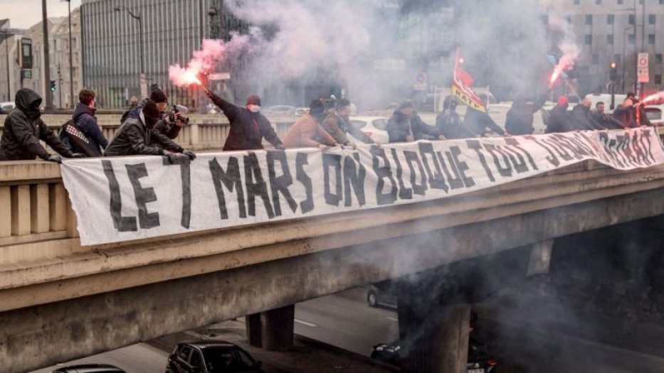 Fransa'nın başı belada: Emeklilik yaşının yükseltilmesini protesto eden yüz binlece kişi iş bıraktı