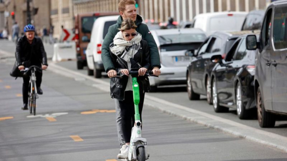 Paris, kiralık e-scooter’ları yasaklayan ilk şehir oldu