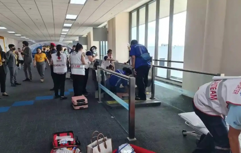 Havalimanındaki yürüyen yola ayağını kaptıran kadının bacağı kesildi
