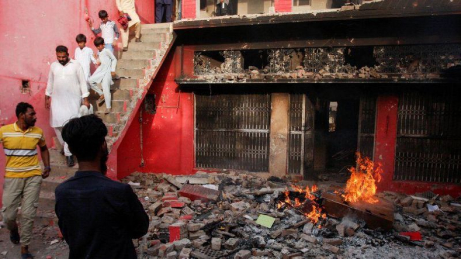Pakistan'da 'Kuran yırttılar' söylentisi sonrası kiliseler yakıldı, 100'den fazla kişi gözaltına alındı