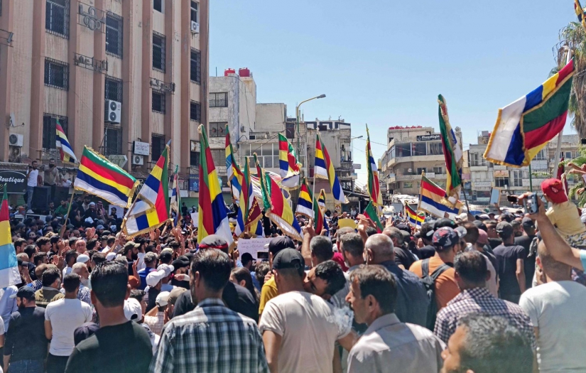 Suriye’nin Suveyda kentinde rejimin düşmesi çağrısında bulunan gösteriler düzenleniyor