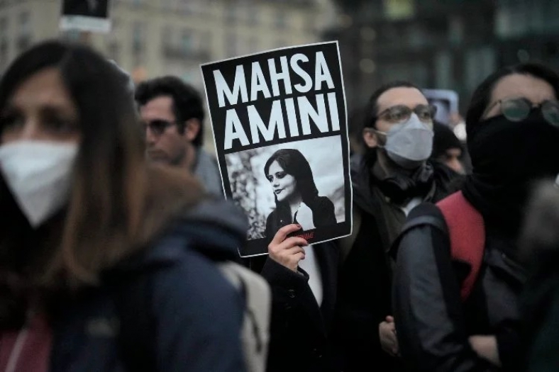 Dövülerek öldürülen Mahsa Amini'nin İran'da anılması yasak