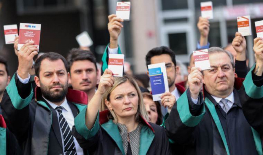 Ankara’da avukatlar, AYM kararını tanımayan Yargıtay’a yürüdü