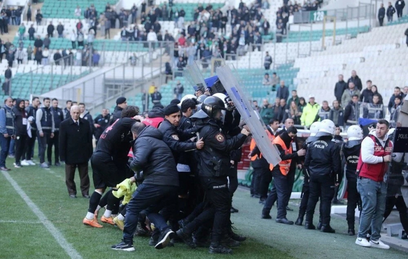 Bursaspor-Diyarbekirspor maçında futbolcular birbirine girdi: 6 kırmızı kart, 1 gözaltı