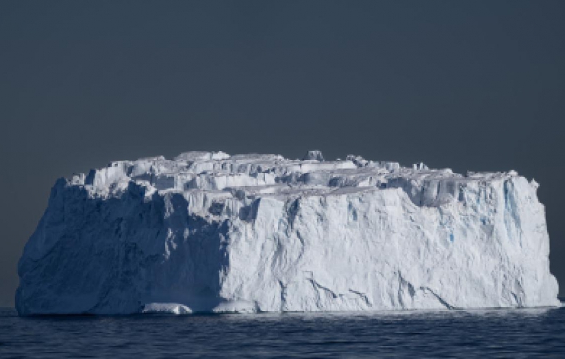 Dev buz dağı, 30 yıl sonra Antarktika'nın dışına doğru yeniden harekete geçti