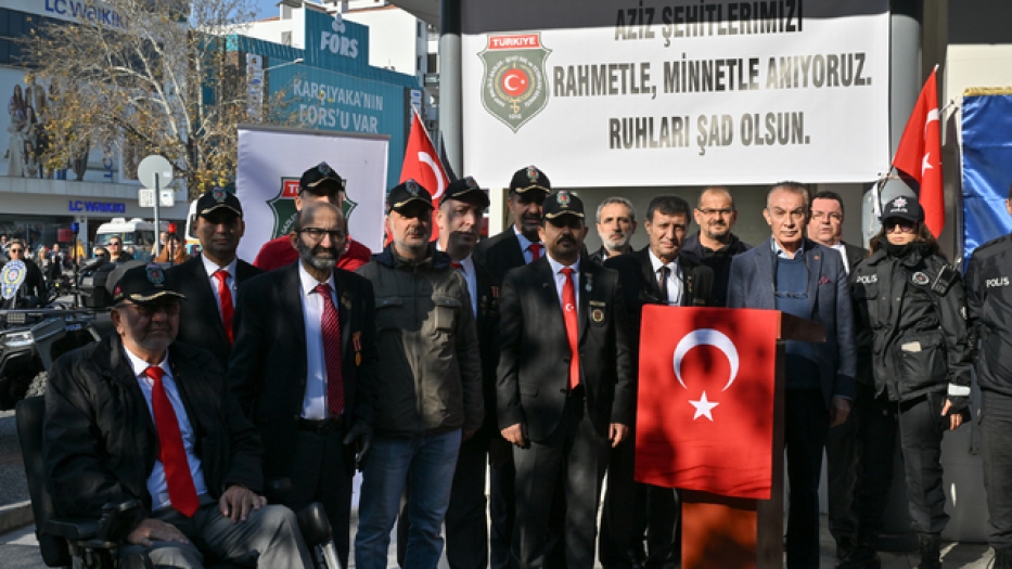 İzmir'de gazi ve şehit ailelerinden Pençe Kilit Harekatındaki 12 Şehitimiz için anma etkinliği