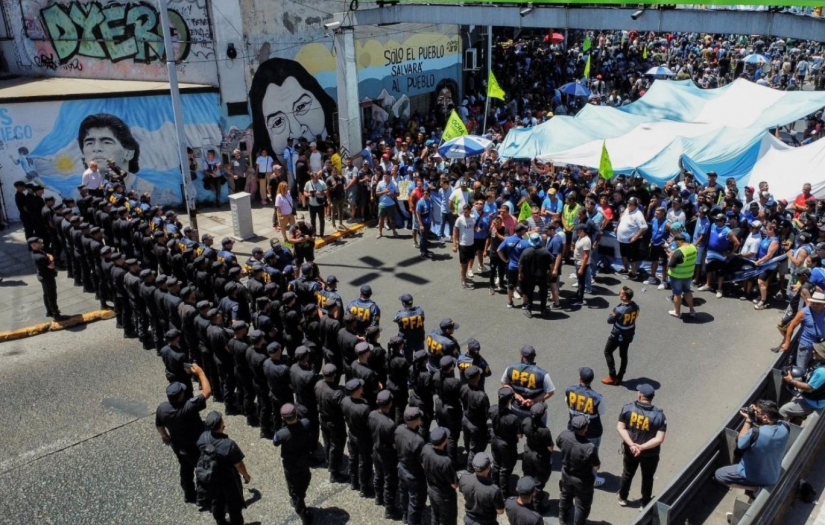 Arjantin'de tasarruf tedbirleri işçileri sokağa döktü