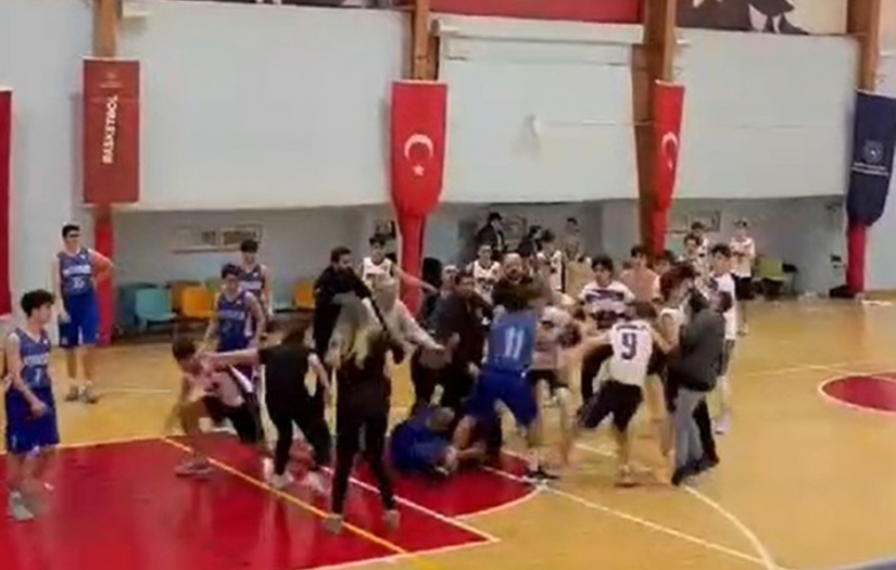 Sporda şiddete Bursa da katıldı: Basket sahası boks ringine döndü