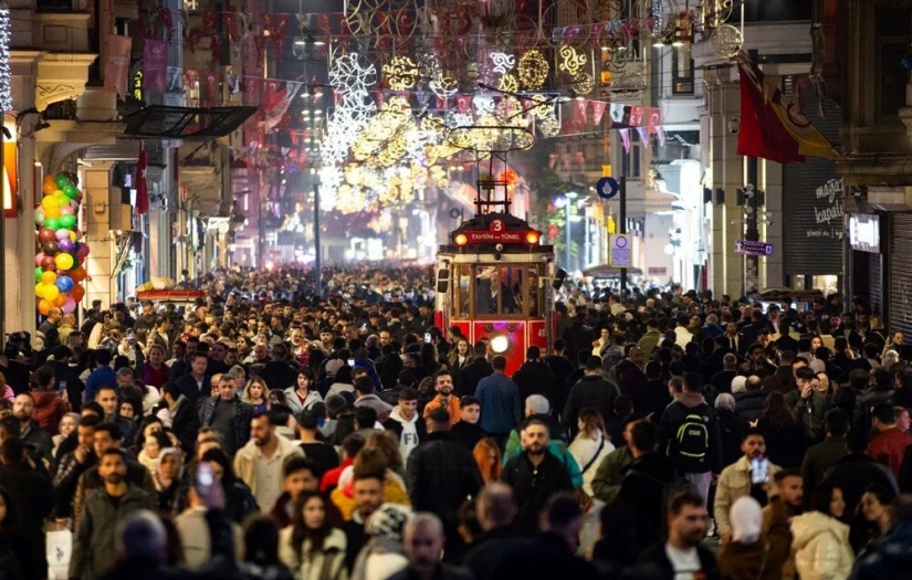 Taksim Meydanı yeni yıl kutlamalarının adresi oldu: 2 bin 500 nokta, 15 bin güvenlik kamerası ile izlendi.
