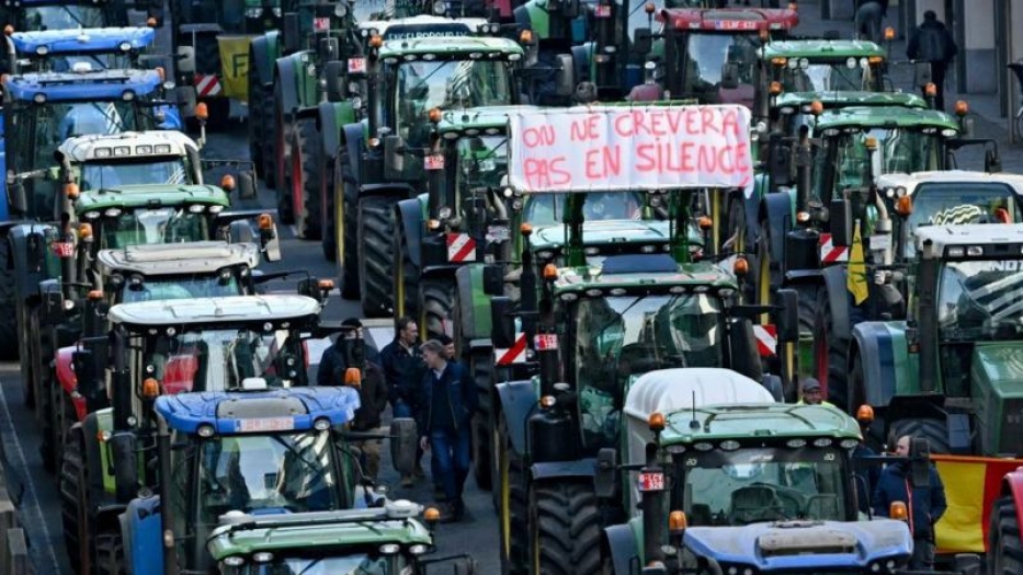Avrupa'da çiftçilerin eylemi yayılıyor: Brüksel'de prostoculara tazyikli su ile müdahale
