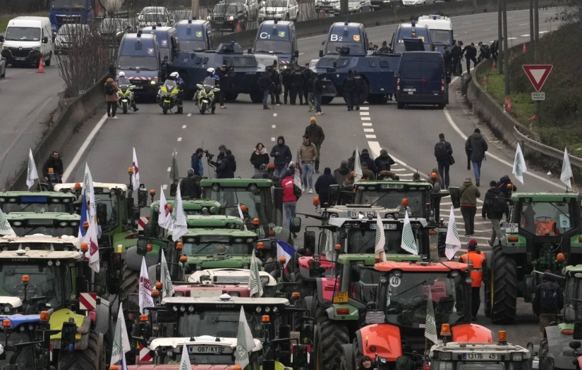 Avrupa'da çiftçilerin protestoları: Yüzlerce traktör otoyolları bloke ederek Paris'e ilerliyor