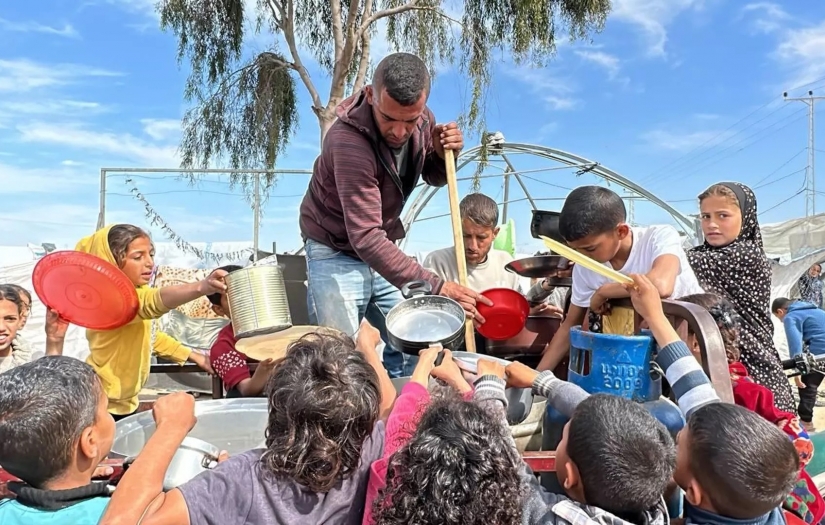 Refah’taki sığınmacılara yardım eden gönüllüler: 'Ramazan’da oruç tutanlara yemek dağıtıyoruz'