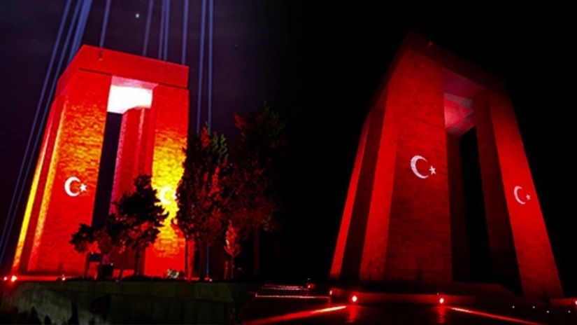 Şehitler Abidesi'ne özel ışıklandırma: Türk Bayrağı yansıtıldı!