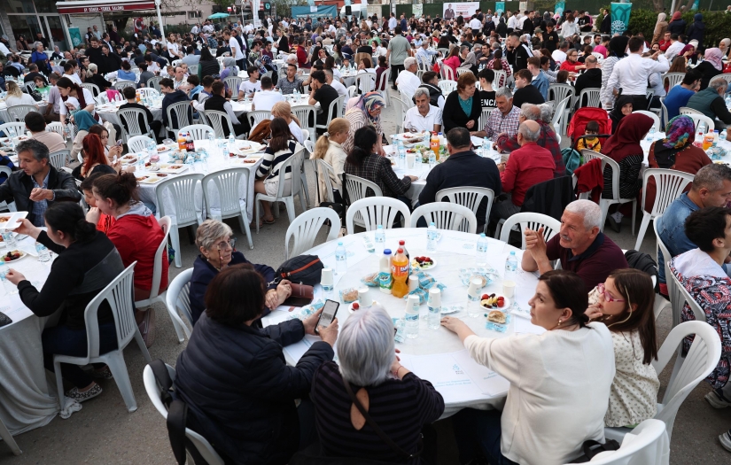 Seçim sonucu sevincini iftarlarla sürdürüyorlar: Bursa Özlüce’de 5 bin kişi iftarda buluştu