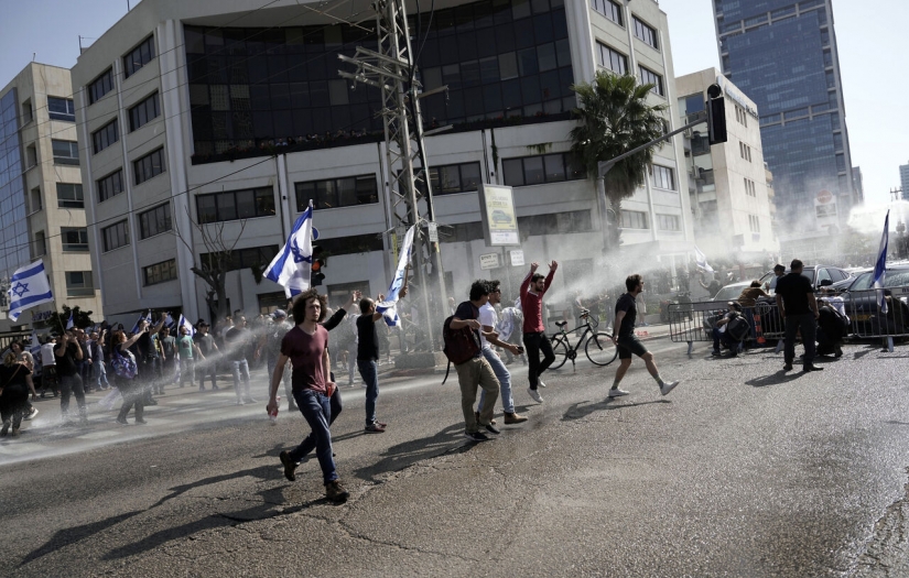 Tel Aviv'de, yahudi esir aileleri ile polis arasında çatışma