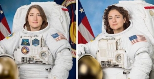 Uzayda yürüyen kadınlar