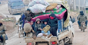 İdlib ve Halep kırsalından kaçan Suriyeliler bilinmeze doğru yürüyor