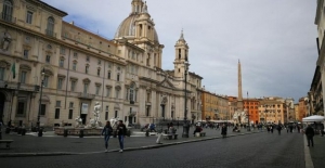 Roma'da meydanlar ve restoranlar boş, el jeli ve yüz maskesi zor bulunuyor
