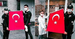 İstanbul Polisi 23 Nisan için vatandaşlara 100 bin bayrak dağıttı