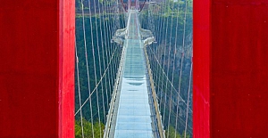 Çin, 526 metrelik dünyanın en büyük cam köprüsünü yaptı