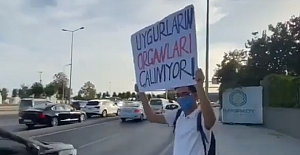 İstanbul Caddelerinde ÇİN'in Zulüm ve Soykırımına Karşı Sıra Dışı Eylem!