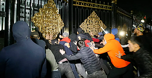 Kırgızistan'da protestocular parlamento ve Cumhurbaşkanlığı Sarayı alanına girdi