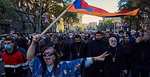 Hükümete karşı ayaklanan Ermeni halkı Ermenistan'ın teslimiyetine ne diyor?