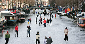 Koronavirüs karantinalarından sıkılan Hollandalılar kendini buzlu sulara attı