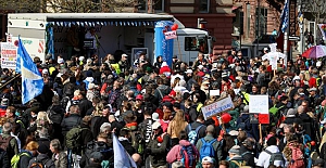 Stuttgart’ta salgın protestosuna büyük katılım