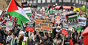 Londra'da on binlerce kişi, İsrail'i protesto etmek için yürüdü