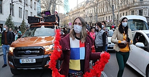 Gürcistan'da açık alanlarda maske zorunluluğu kaldırıldı