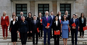 Arnavutluk'un yeni kabinesi, kadın bakan sayısıyla tarihe geçti