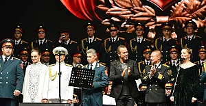 Haluk Levent, Aleksandrov Kızılordu Korosu’yla aynı sahnede