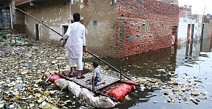 Pakistan'da 2 aydır etkili olan muson yağmurlarında 800'e yakın kişi öldü