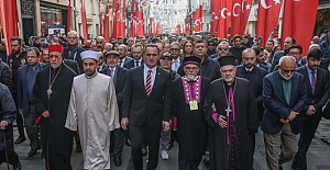 İstiklal Caddesi'nde teröre karşı birlik ve beraberlik yürüyüşü