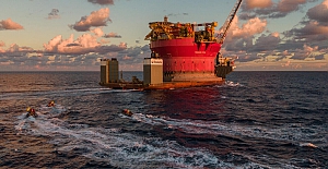 Greenpeace’den Atlantik’teki Shell platformunda eylem: "Sondajı durdur, kirlettiğini öde"