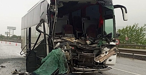 Bursalı tur otobüsü Balıkesir’de kaza yaptı! 33 Yaralıya müdahale ediliyor