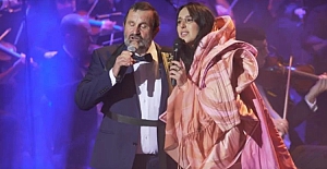 Camala, Kırım Tatar halk türküsünü Ukrayna Ulusal Operası sahnesinde babasıyla söyledi
