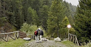 Göçmenler İtalya Alpleri'ni yürüyerek geçmeye çalışıyor