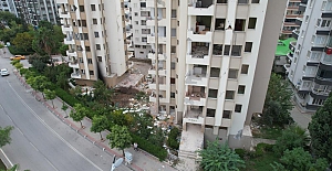Adana'da ağır hasarlı binalar tehlike saçıyor