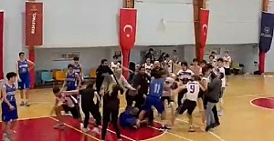 Sporda şiddete Bursa da katıldı: Basket sahası boks ringine döndü