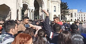 İstanbul Üniversitesi Öğrencilerinden Rektöre Protesto
