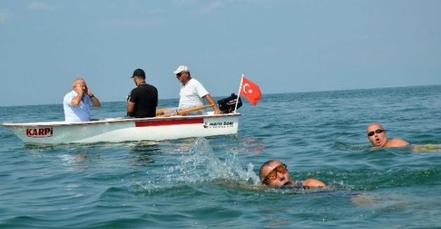 Engelli milli yüzücü, denizlerdeki kirliliğe dikkat çekmek için kulaç attı