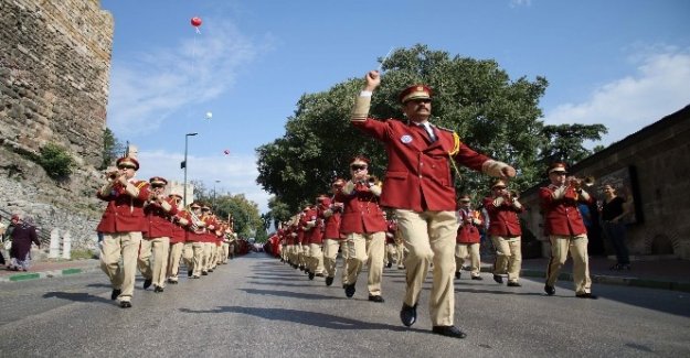 Bursa’nın düşman işgalinden kurtuluşunun 94. yıl dönümü, kortej yürüyüşü ve törenlerle kutlandı.