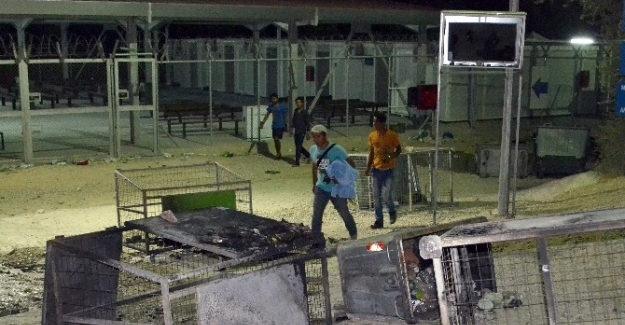 Midilli adasında mültecilerin kaldığı kampta yangın