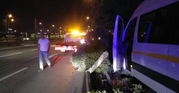 Ehliyeti yetersiz okul servis şoförü kaza yaptı: 1 yaralı