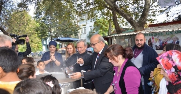 İznik Kent Konseyi aşure dağıttı