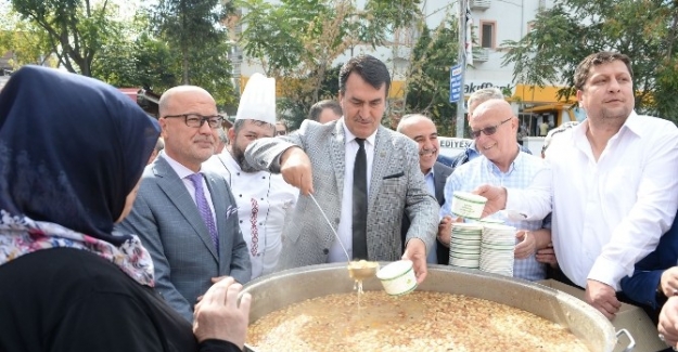 Mustafa Dündar Aşure Dağıttı