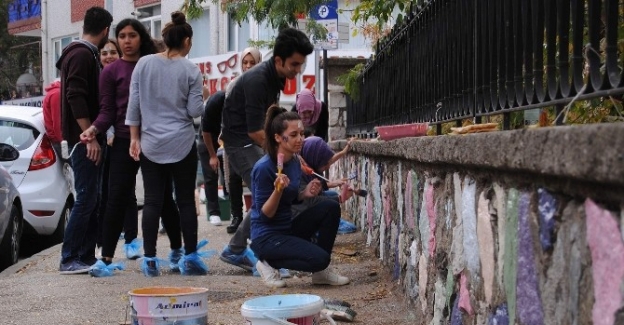 Üniversiteli gençlerden, ilkokula renkli katkı
